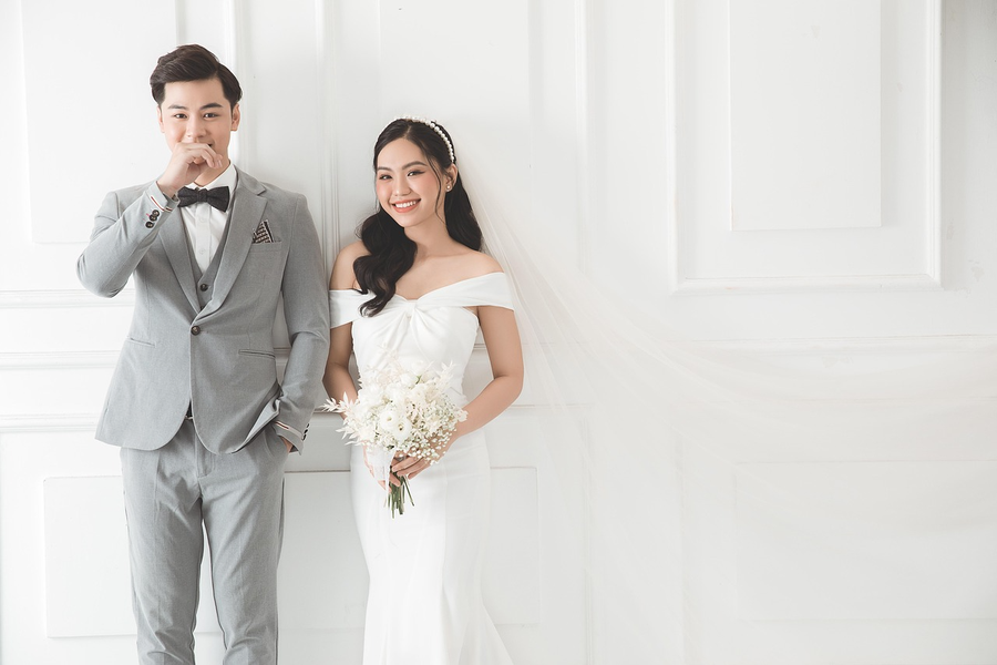 Ilustrasi pasangan pengantin dalam suasana hangat