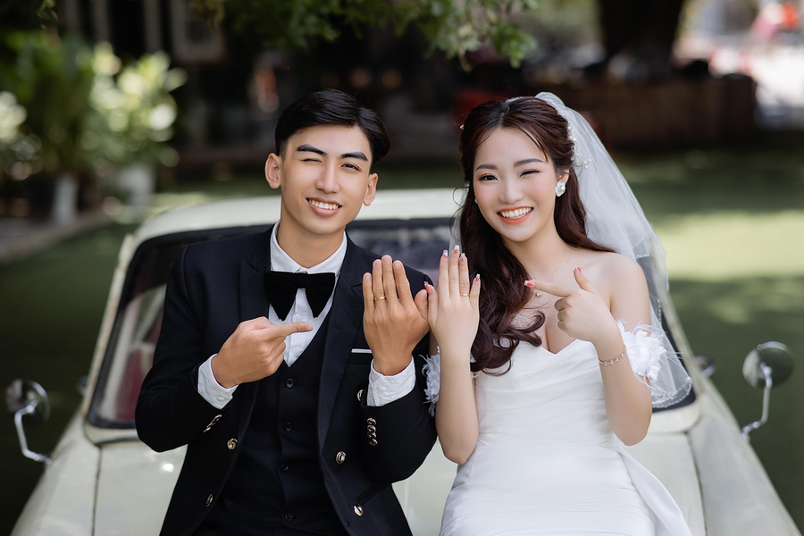 Ilustrasi pasangan pengantin di ruang luar
